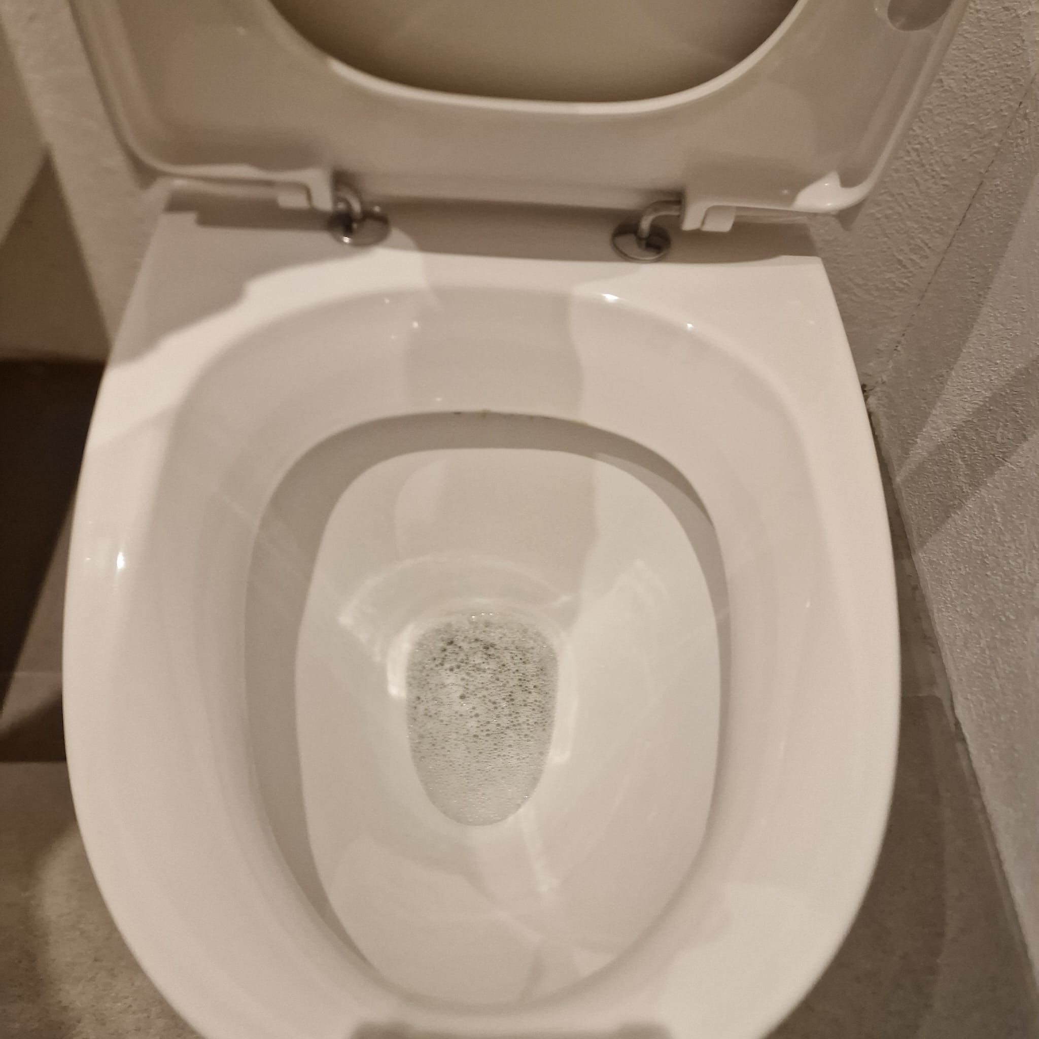 Ren, hvid toiletkumme efter rengøring